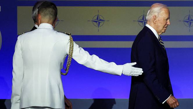 Top Democratic leaders build pressure on Biden to bow out