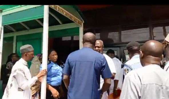 PoliticsThugs invade PDP HQ in Abuja, disrupt BoT meeting
